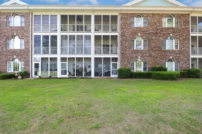 Book Your Sea Trail Getaway in This Ground Floor, Pet Friendly Condo Sunset Beach Waterfront Park附近的飯店