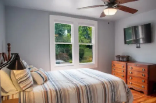 Lovely 2 Bedroom Carriage House Unit with Loft