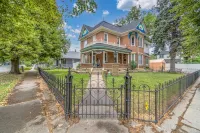 Spacious Luxe Downtown Victorian Home - Pets OK-Close to Rocky Mtn National Park Hotels near King Soopers