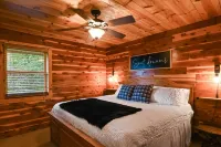 Cozy Cedar Lodge surrounded by Ozark National Forest with great views!