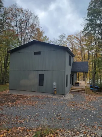 Clover House at Alpine Lake with pool access. Отели рядом с достопримечательностью «Alpine Lake»