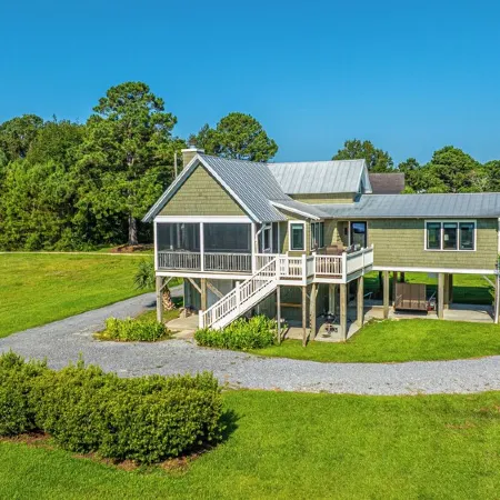 BENNETT’S POINT BUNGALOW ON DEEP WATER WITH PRIVATE DOCK ACCESS