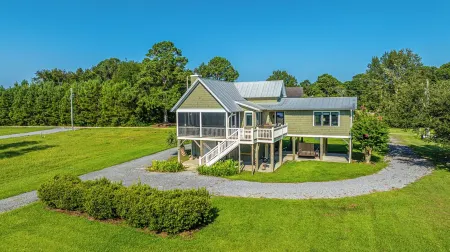 BENNETT’S POINT BUNGALOW ON DEEP WATER WITH PRIVATE DOCK ACCESS