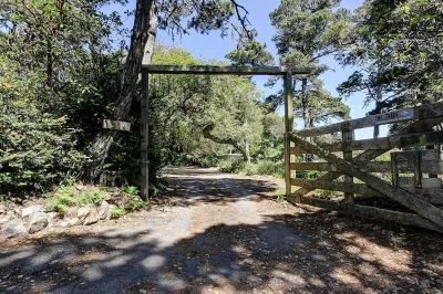 Vacation Home Overlooking Heart's Desire Beach at Tomales Bay Cypress Tree Tunnel附近的飯店
