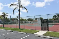 Charming 3 bd 2 ba villa in cool Bradenton. WiFi AC laundry lanai community pool