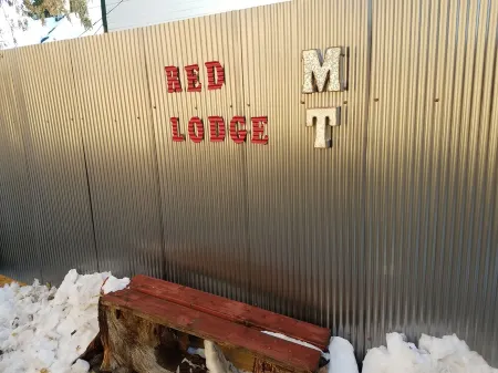 A Little Cabin with Hot Tub in Red Lodge, Montana. Отели в г. Карбон