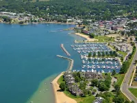 Cozy cottage on beautiful Lake Charlevoix Hotels in Boyne City