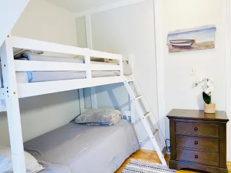 Cozy, lake view cottage in Ellsworth, Maine!