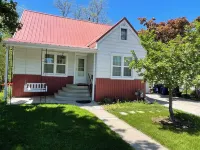 Come Stay at This Darling Cozy Cottage Right on the Creek.