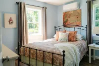 POOL, HOT TUB, PET FRIENDLY FENCED IN YARD RETREAT CLOSE TO LAKE MICHIGAN!!!
