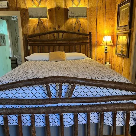 Cona LaPrade Cabin - located next to LaPrade's Marina on beautiful Lake Burton.
