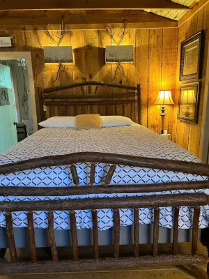 Cona LaPrade Cabin - located next to LaPrade's Marina on beautiful Lake Burton.