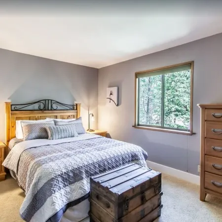 Spacious Blue Jay Cabin with Vaulted Ceilings!