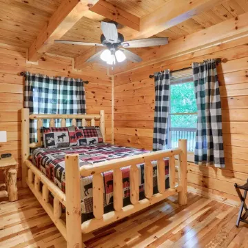 Beautiful ,spacious log cabin. Close to all the attractions in the Hocking Hills