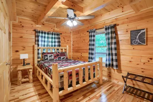 Beautiful ,spacious log cabin. Close to all the attractions in the Hocking Hills