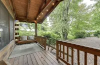 Family Getaway in a Classic Cozy Log Cabin