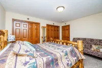 Elina’s  Log Cabin, new on the market, steps from Devil’s Lake State Park. Hotels near The Little French Bakery