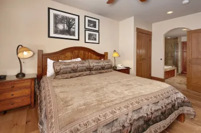 Ski-In/Ski-Out 2BR/3BA Condo with Mountain Views!