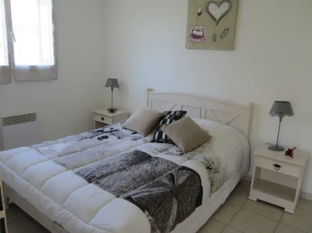 Lovely T2 ground-floor apartment with all comforts. Design, secure-pool- private parking.