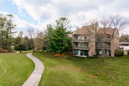 Cozy 2-Bed Golf Course Condo. Minutes To The Beach!