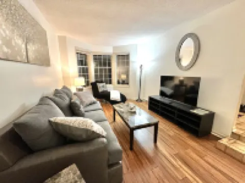 Secluded Serenity Lg 4beds, 2.5 bath near Downtown