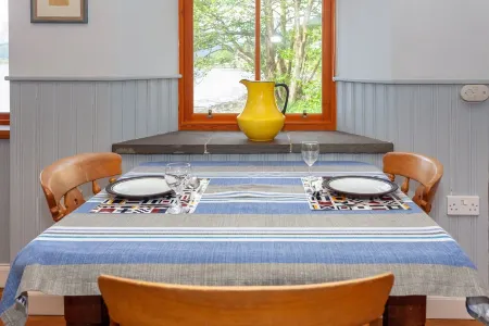 Cottage On Pier, Holy Loch Shore, Sea And Mountain Views, listed building 1830 Отели в г. Данун