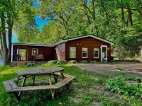 Cozy 3-bedroom cabin - sleeps 10- HOT TUB- river view
