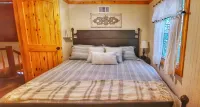 Bison Ridge Resort 3BR Cabin on 17 acres w hot tub and firepit, pets OK