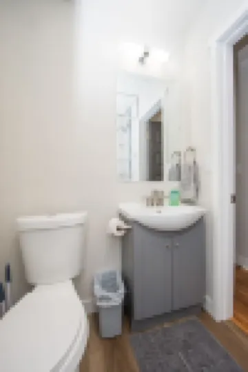 Amazing 2 Bedroom 1 Bathroom Upper Level Home
