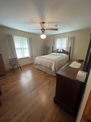 Charming country home with WiFi,  AC in marvelous Elgin