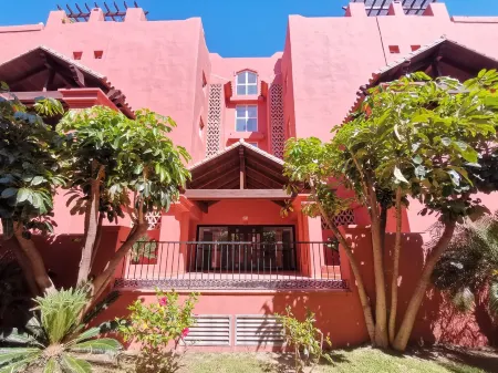 LUXURY APARTMENT DIRECTLY ON THE SEA WITH TERRACE AND POOL