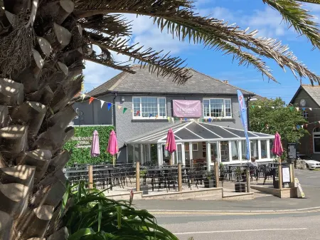 Cornish apartment with stunning sea views close to the beach Отели в г. Торпойнт