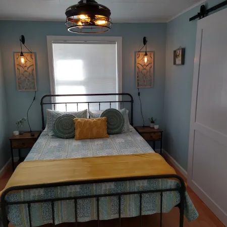 No Cleaning Fee! Whole House and Yard! Short Walk to Downtown and Fairgrounds!