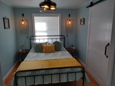 No Cleaning Fee! Whole House and Yard! Short Walk to Downtown and Fairgrounds! Hotels near Lazy Dog Chocolateria