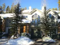 Great Location! Short walks to Ski Lifts, Main St, Pool & Spa, & Activities Hotels in Four O'Clock