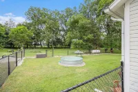 NEW Charming & Spacious Farmhouse Retreat in Grass Lake, MI