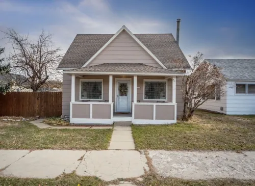 Steps from DOWNTOWN! COZY 5 bedroom Bungalow!