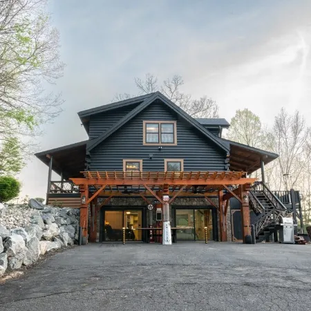 Fainting Goats Epic Views- Luxe Mountaintop Cabin Near Asheville, NC