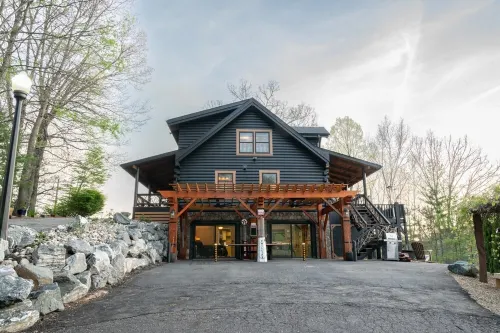 Fainting Goats! Luxe Retreat + 270° Long-Range Views Near Asheville, NC