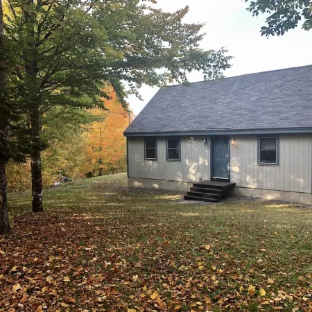 Hideaway in the Great North Woods - direct access to snowmobile trails Отели в г. Эррол