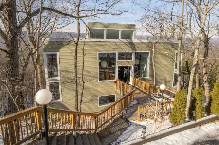 Bryce Resort Retreat in Shenandoah w/ Amazing Views Отели в г. Басай