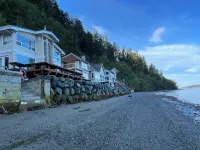 Beachfront, Water & Mountain Views, Epic Deck on Whidbey Island!