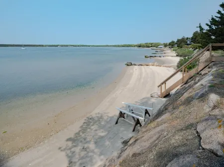 Make memories at this unique family friendly beach-front home in Mashpee Отели рядом с достопримечательностью «Заповедник Джеу Понд»