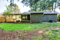 Fir-Grove Retreat-Stylish Home in Tranquil Setting Hôtels à proximité de : Albertsons