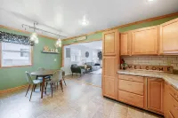 Red Star Cottage on Mawby Lake: Sandy Beach- Kayaks/Paddle Boat/Row Boat