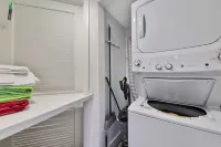 Deluxe ocean-view, poolside, first floor flat with 2 bedrooms, 2 baths
