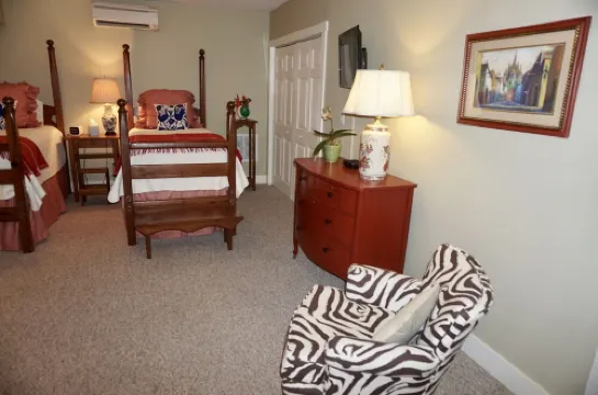 Relax in downtown Brevard. 布里瓦德住宿飯店