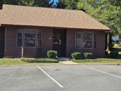 Charming 3-bedroom townhome in welcoming High Point near HPU University Hotels near Walmart Garden Center