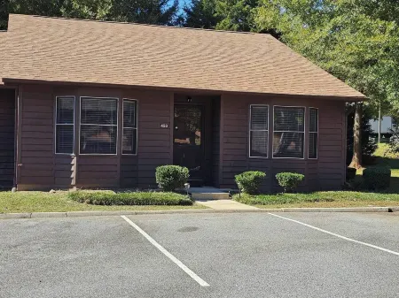 Charming 3-bedroom townhome in welcoming High Point near HPU University Отели рядом с достопримечательностью «High Point University»