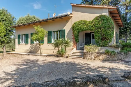 Independent villa with swimming pool and garden immersed in the Tuscan hills